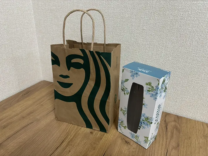 スターバックスの紙袋とティッシュ箱が並ぶ画像（撮影：grapeライフハック編集部）