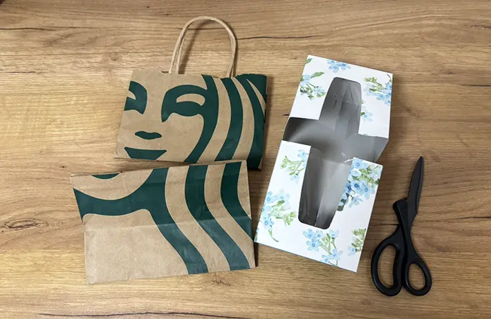 半分にカットしたスターバックスの紙袋とティッシュ箱（撮影：grapeライフハック編集部）