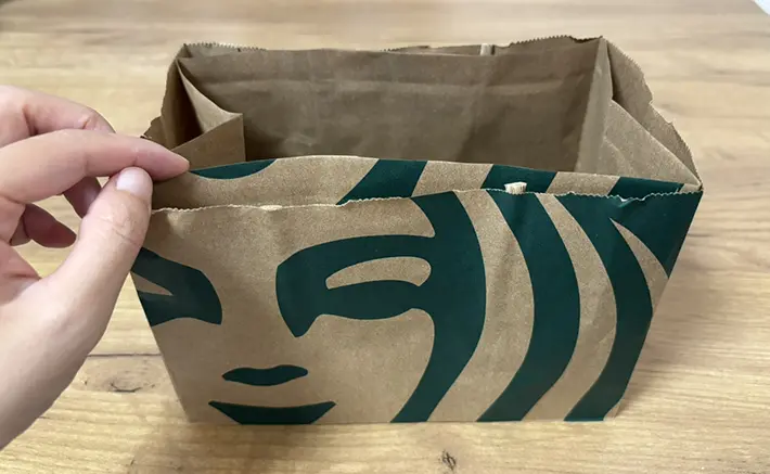 切ったスターバックスの紙袋を重ねて作った収納ボックスの画像（撮影：grapeライフハック編集部）