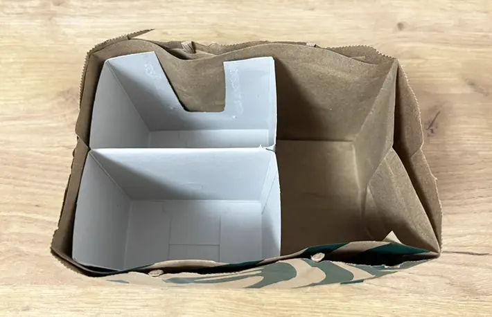 スターバックスの紙袋にティッシュ箱を入れた画像（撮影：grapeライフハック編集部）