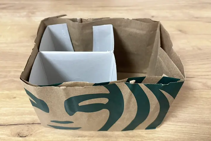 スターバックスの紙袋にティッシュ箱を入れたものを斜めから撮影した画像（撮影：grapeライフハック編集部）