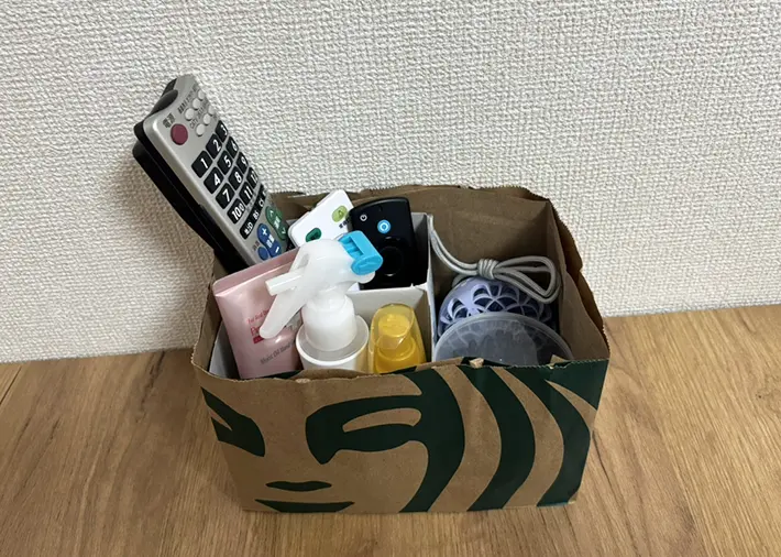 小物を入れたスターバックスの紙袋で作った収納ボックスの画像（撮影：grapeライフハック編集部）