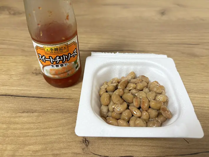 スイートチリソースと納豆の画像（撮影：grapeフード編集部）