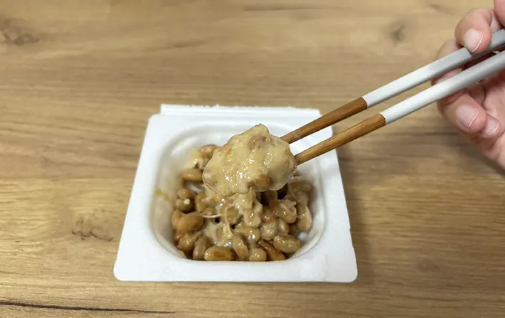 味噌を混ぜた納豆の画像（撮影：grapeフード編集部）