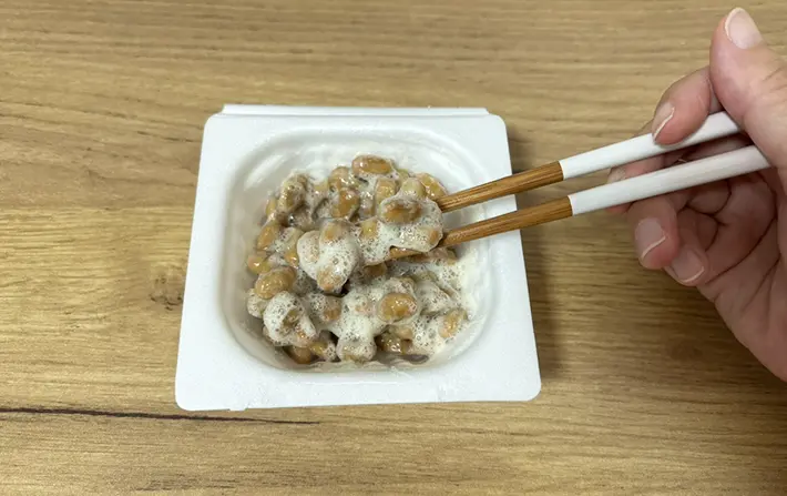 ぽん酢を混ぜた納豆の画像（撮影：grapeフード編集部）