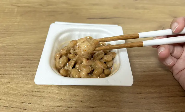 スイートチリソースを混ぜた納豆の画像（撮影：grapeフード編集部）