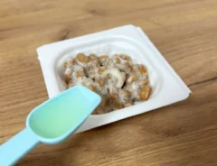 ぽん酢をかけようとしている納豆の画像（撮影：grapeフード編集部）