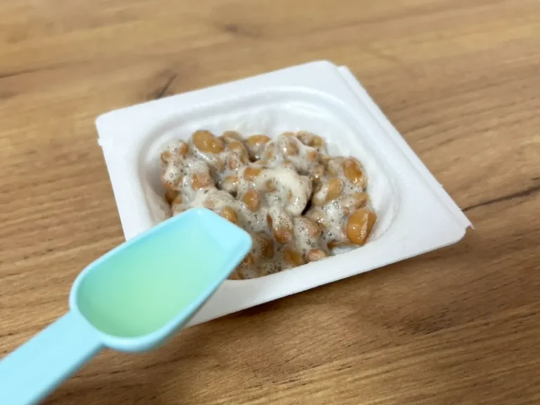 ぽん酢をかけようとしている納豆の画像（撮影：grapeフード編集部）