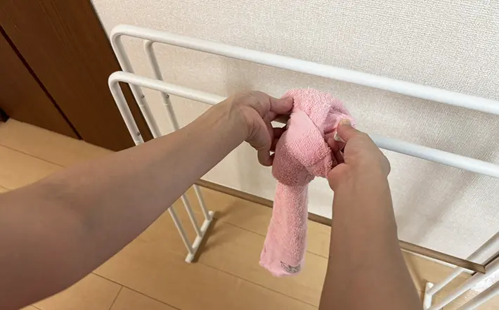 タオルハンガーにかけたタオルを巻く写真（撮影：grapeライフハック編集部）
