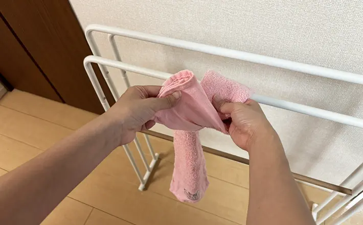 タオルハンガーにかけたタオルをバーに巻く写真（撮影：grapeライフハック編集部）