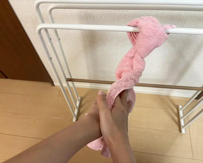 タオルハンガーにネクタイ結びしたタオルの写真（撮影：grapeライフハック編集部）