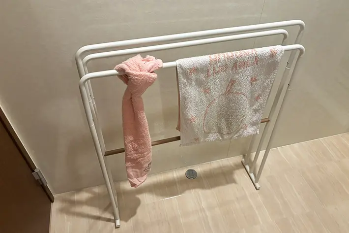 タオルハンガーにかけたタオルの写真（撮影：grapeライフハック編集部）