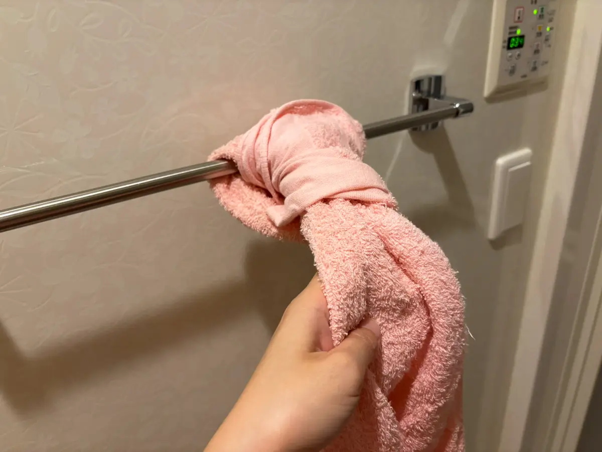 タオル掛けにかかるタオルの画像