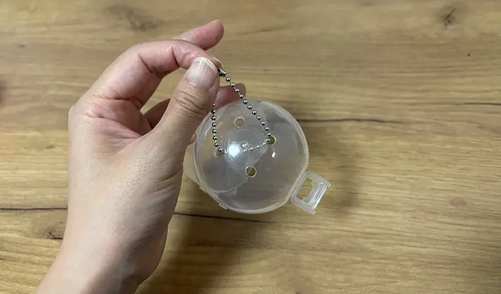 ボールチェーンを付けたカプセルトイの画像（撮影：grapeライフハック編集部）