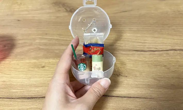 ミニチュア小物を入れたカプセルトイの画像（撮影：grapeライフハック編集部）