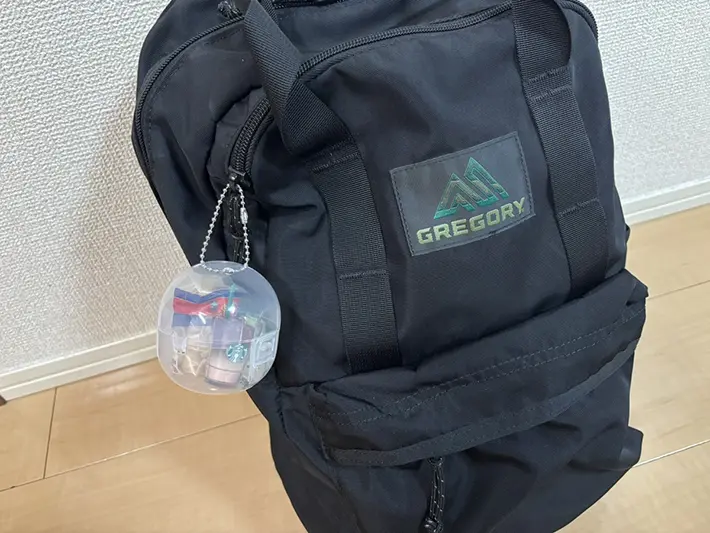 リュックサックに着けたカプセルトイの画像（撮影：grapeライフハック編集部）