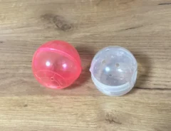 2個のカプセルトイの画像（撮影：grapeライフハック編集部）