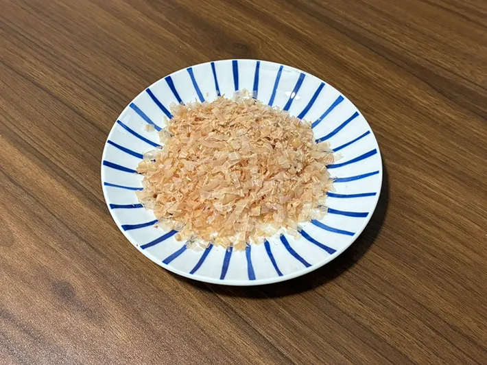 皿に入れたかつお節（撮影：grapeフード編集部）