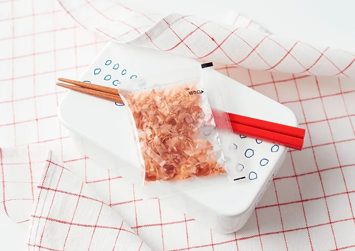 弁当箱の上に置いたかつお節