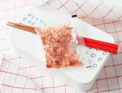 弁当箱の上に置いたかつお節