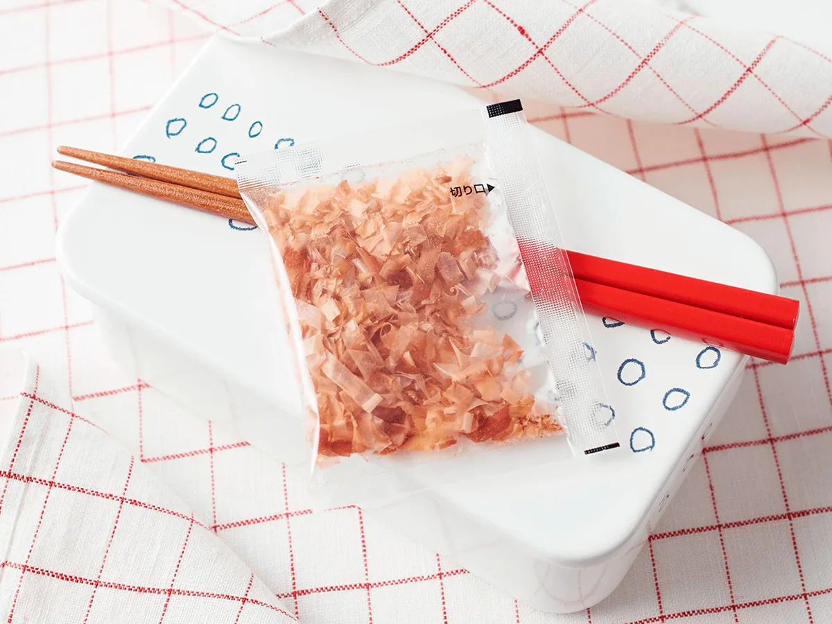 弁当箱の上に置いたかつお節