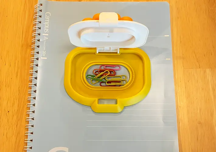 ウェットティッシュのフタの活用写真（撮影：grapeライフハック編集部）