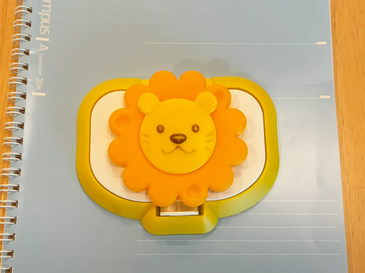 ウェットティッシュのフタの活用写真(撮影:grapeライフハック編集部)