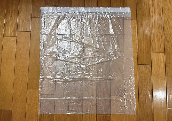『ひも付きロール式ゴミ袋30枚：20L』の写真（撮影：ワード）