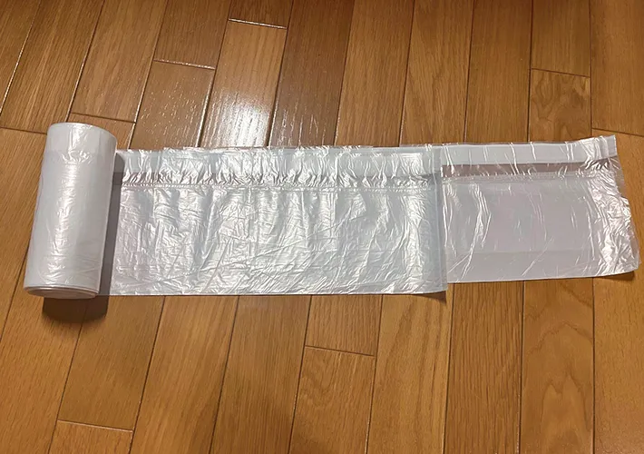 『ひも付きロール式ゴミ袋30枚：20L』の写真（撮影：ワード）