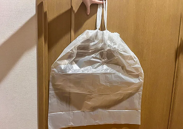 『ひも付きロール式ゴミ袋30枚：20L』の写真（撮影：ワード）