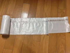 『ひも付きロール式ゴミ袋30枚：20L』の写真（撮影：ワード）