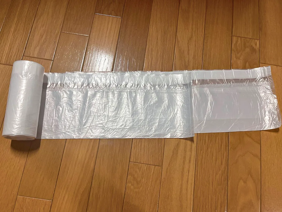 『ひも付きロール式ゴミ袋30枚：20L』の写真（撮影：ワード）