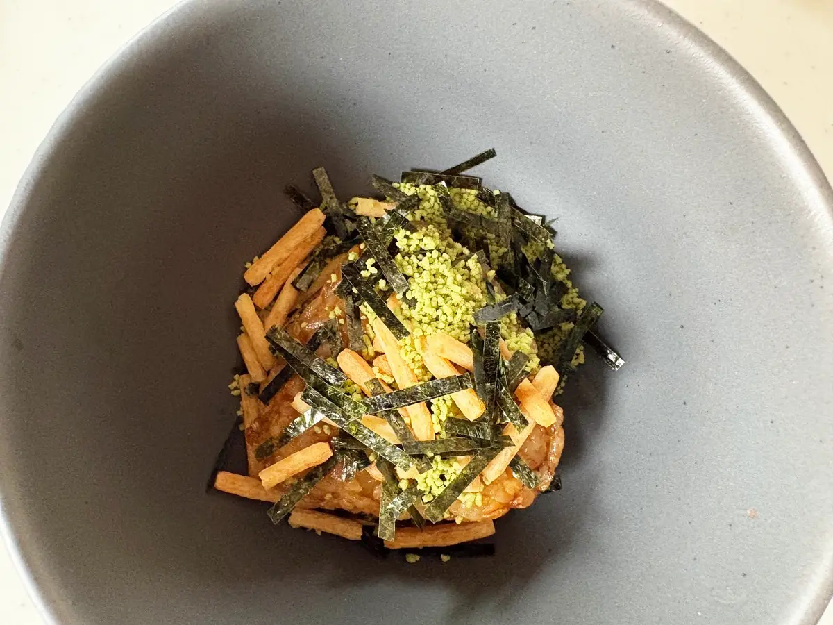 焼きおにぎりに『お茶漬け海苔』をかけた画像（撮影：エニママ）