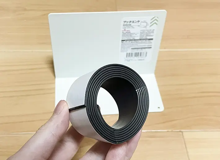 ブックエンドとマグネットシールの写真（撮影：grapeライフハック編集部）