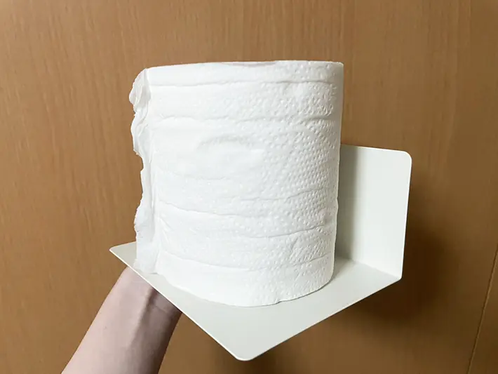 ブックエンドにトイレットペーパーをのせた写真（撮影：grapeライフハック編集部）