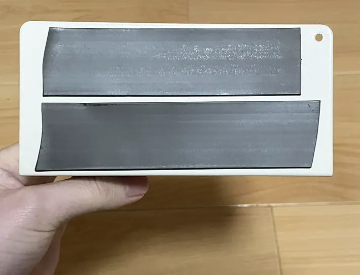 ブックエンドの側面にマグネットシールを貼りつけた写真（撮影：grapeライフハック編集部）