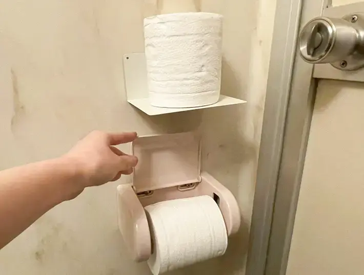 ブックエンドで作ったトイレットペーパー置き場の写真（撮影：grapeライフハック編集部）