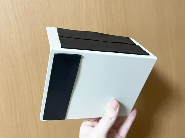 ブックエンドにマグネットシールを貼った写真（撮影：grapeライフハック編集部）