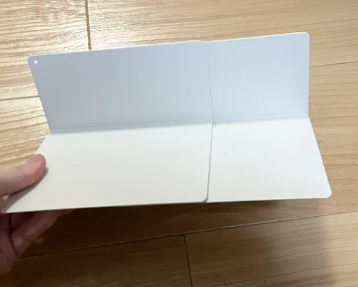 ブックエンドを2個つなげて作った台の写真（撮影：grapeライフハック編集部）