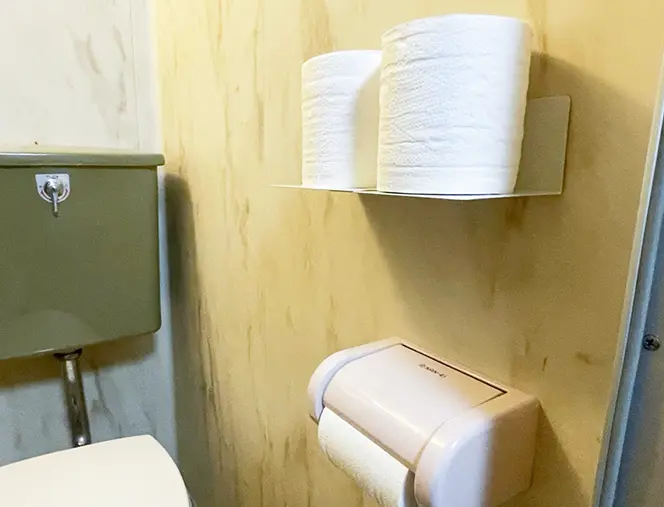 ブックエンドで作ったトイレットペーパー置き場の写真（撮影：grapeライフハック編集部）