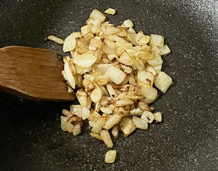 タマネギを炒める写真（撮影：grapeフード編集部）