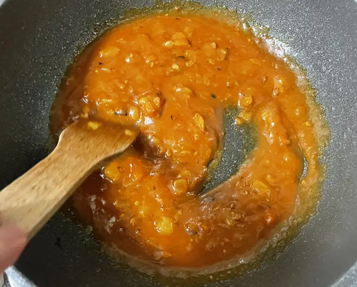 炒めたタマネギにミートソースを混ぜる写真（撮影：grapeフード編集部）