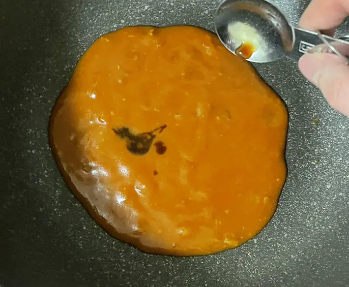 ミートソースにウスターソースを加える写真（撮影：grapeフード編集部）