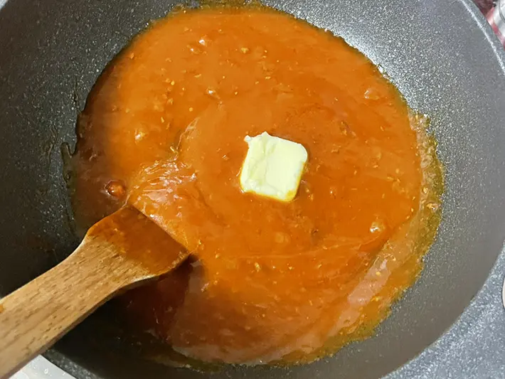 ミートソースにバターを加える写真（撮影：grapeフード編集部）