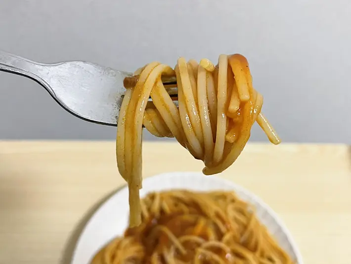 ミートソースのパスタを食べる写真（撮影：grapeフード編集部）