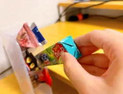 ペンスタンドに菓子を入れている写真(撮影:grapeライフハック編集部)