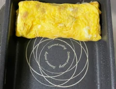 玉子焼きを焼く写真（撮影：grapeフード編集部）