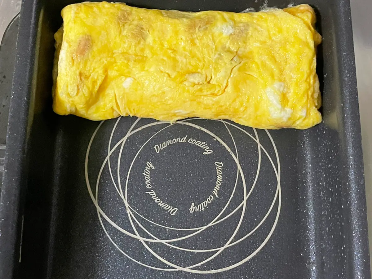 玉子焼きを焼く写真（撮影：grapeフード編集部）