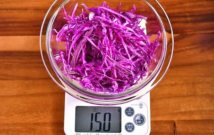 『赤紫色の味玉』を作る写真（撮影：小泉明代）