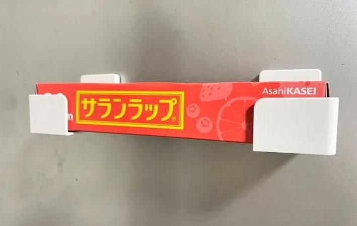 『ダイソー nomaラップ＆ティッシュホルダー（マグネット）』の使用写真（撮影：ワード）